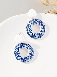 China wear round earrings