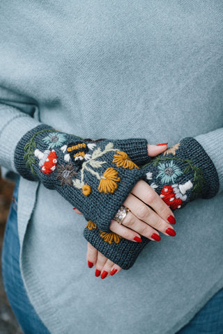 Mushroom Wool Family  CP73: Gray / Handwarmer